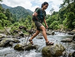 Cara Memilih Sandal Gunung Yang Kuat Untuk Melewati Jalur Sungai Berbatu